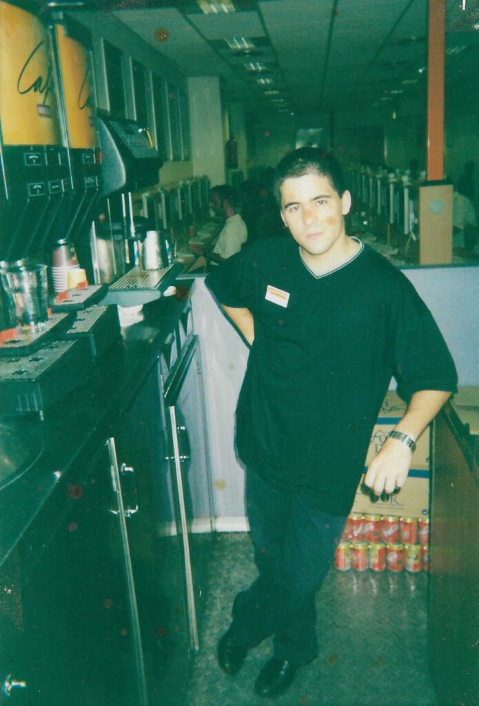 Técnico informático a domicilio realizando instalación de Windows y ampliación de disco duro en un ordenador